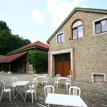 Mansion With Pool, Neblon Ouffet