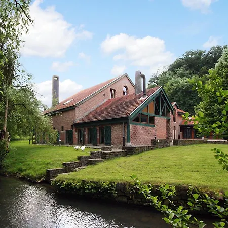 Mansion With Pool, Neblon * Ouffet