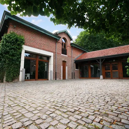 Mansion With Pool, Neblon