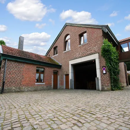 Mansion With Pool, Neblon بيت للعطل