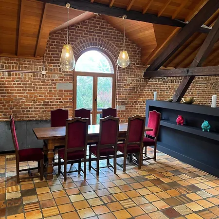 Mansion With Pool, Neblon بيت للعطل