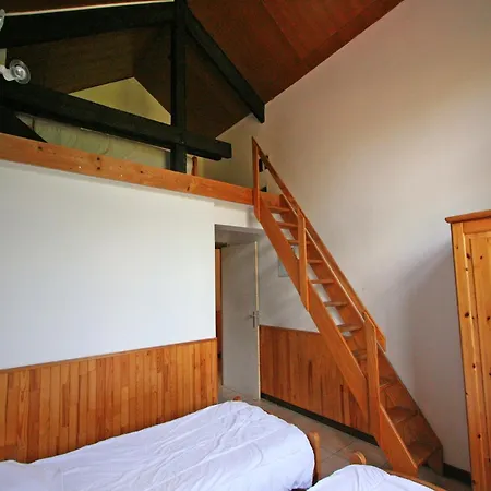 Mansion With Pool, Neblon *