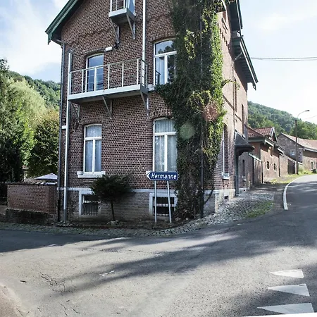 Mansion With Pool, Neblon Ouffet