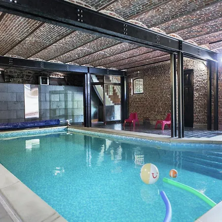 Mansion With Pool, Neblon بيت للعطل